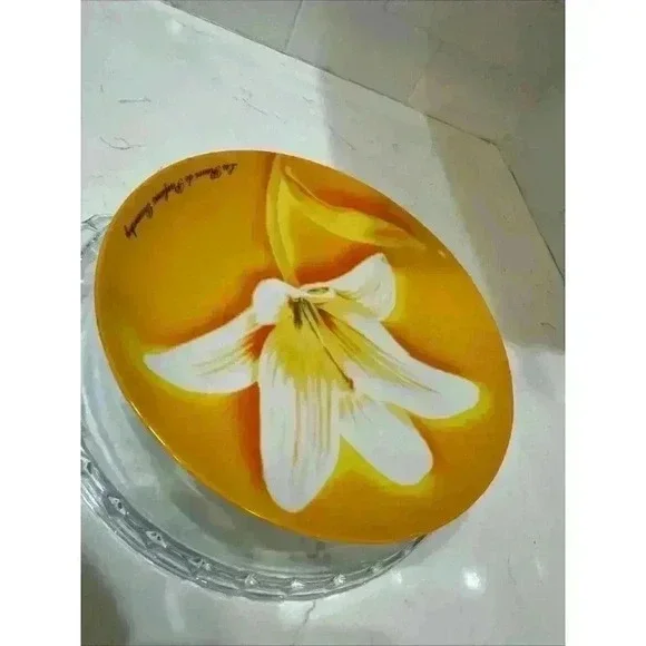 Givenchy Parfums Collector Plate Yellow & White Lily Flower 8 1/2" Across Floral - Picture 6 of 10